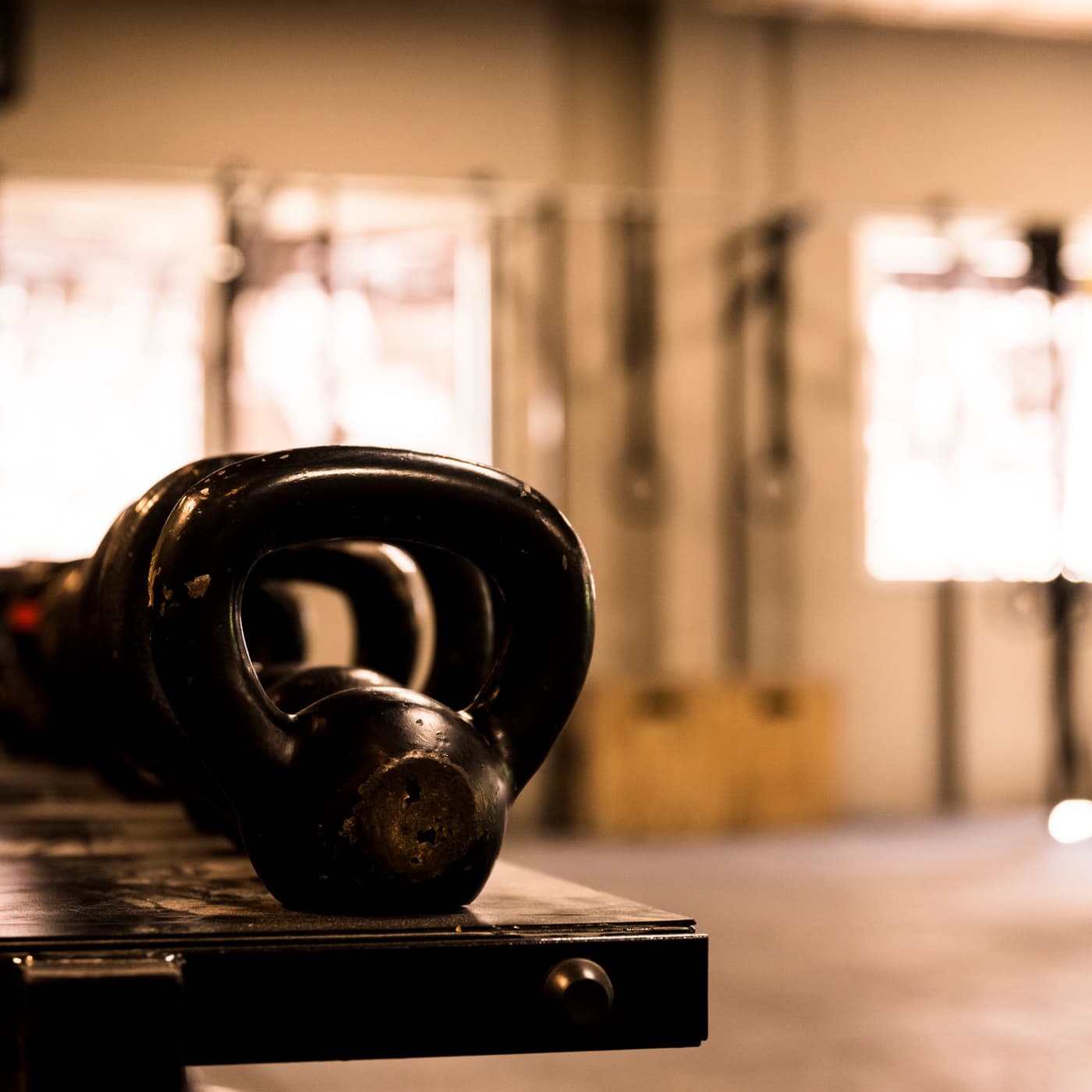 Kettlebells alineadas en un gimnasio